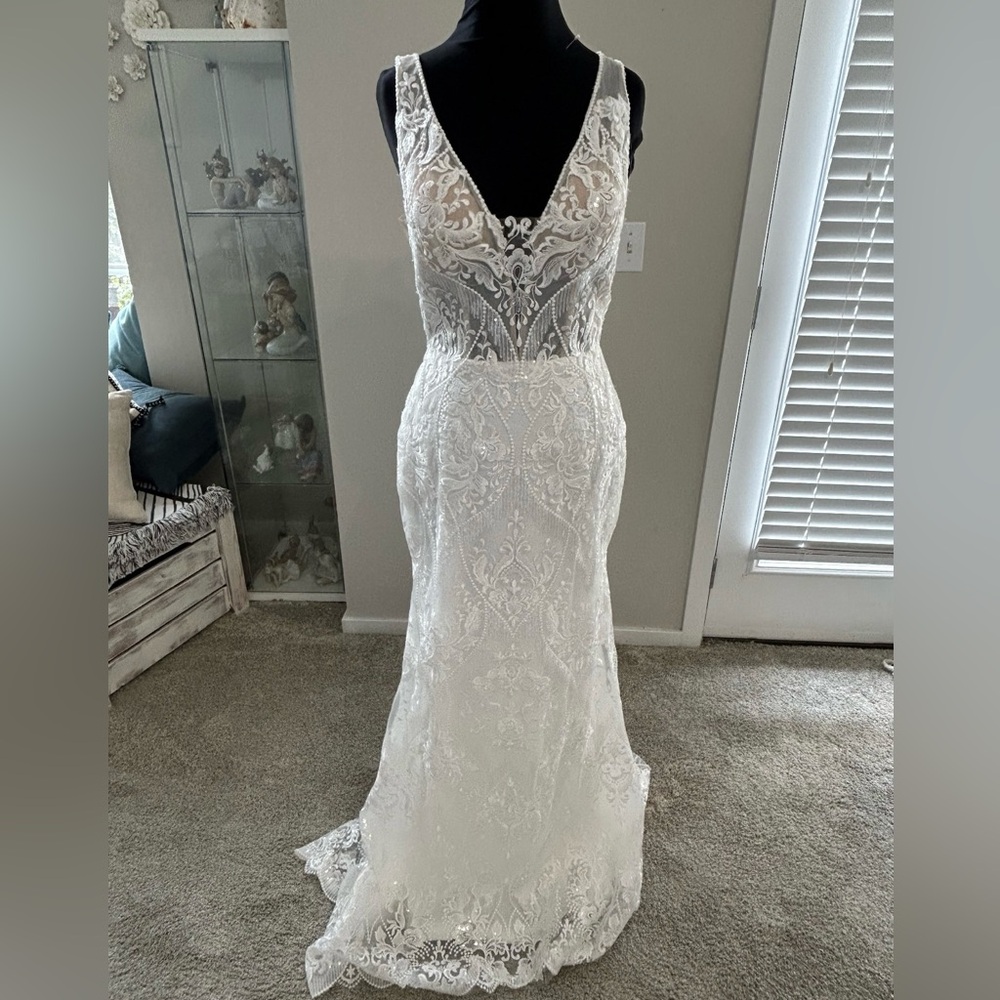 Sleeveless White Lace Wedding Dress with V-Neck